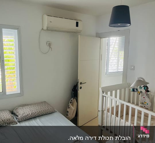 חדר עם מיטה, עריסה ודלת פתוחה